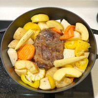 可能是燉小牛膝和肉排的圖像