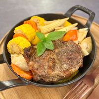 可能是肉排和燉小牛膝的圖像