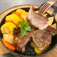 可能是肉排和燉小牛膝的圖像