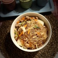 可能是義大利麵、拉麵、炒飯、豆腐、炒麵、印度香料飯、北非小米飯和麵的圖像
