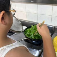 可能是 1 人、義大利麵、拉麵和綠葉甘藍的圖像
