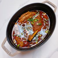 可能是燉小牛膝、麵、火鍋和文字的圖像