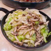 可能是炒麵、麵和香菇的圖像