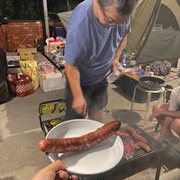 可能是 2 個人和熱狗的圖像