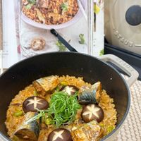 可能是西班牙大鍋飯、炒飯、香菇、豆腐和文字的圖像
