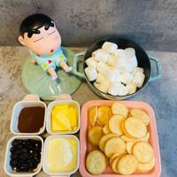 可能是薄脆餅乾、起司火鍋、甜點和文字的圖像