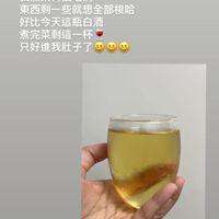 可能是飲料和顯示的文字是「我煮菜有個毛病 東西剩一些就想全部梭哈 好比今天這瓶白酒 煮完菜剩這一杯 只好進我肚子了」的圖像