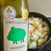 可能是顯示的文字是「 Sélection 70 7Millions De 55 SCUSTATEURS EURS OR France វាវគេេ OR GILBERTE COLBESISGA GAILA LE PETIT COCHONNET C SAUVIGNON veco 」的圖像