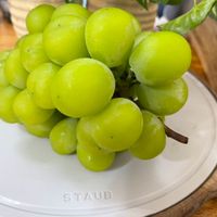 可能是水果和顯示的文字是「 STAUB 」的圖像