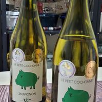 可能是葡萄酒和顯示的文字是「 โทปล GAZLA LE PETIT COCHONNET OR LEPETIT LE PETIT COCHONNET SAUVIGNON --Vo JT料理額習日記 SAUVIGNON Veco 」的圖像