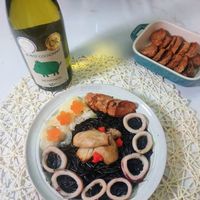 可能是煙燻鮭魚、魚卵和文字的圖像