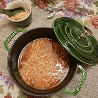 可能是義大利麵、麵、拉麵、字母湯和顯示的文字是「 อ.ยกง1ร ខ STAUB SIAUB S 5 UB POOTTE TE กยโร 」的圖像
