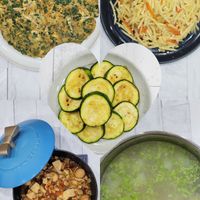 可能是義大利麵、炒麵和顯示的文字是「 STAUB STAP AYB Moon Kitchen 」的圖像