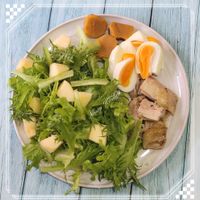 可能是豆腐、蘋果和顯示的文字是「 Kitcher Kitchen Moon 」的圖像