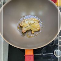 可能是水波蛋、歐姆蛋和顯示的文字是「 Kichen Kitchen Noon 」的圖像