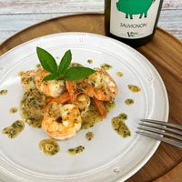 可能是蝦和顯示的文字是「 LE PETIT COCHONNET U SAUVIGNON Ve00 S 」的圖像