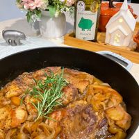 可能是燉小牛膝和顯示的文字是「 LEPETIT EPETT.COCHOMET COCHONNET n SAUVIGNON Le A RUS 」的圖像