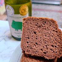 可能是戚風蛋糕、黑麥麵包和文字的圖像