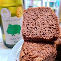 可能是黑麥麵包、戚風蛋糕和顯示的文字是「 PET COCHONNE SAUMIONON 」的圖像