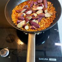 可能是北非小米飯、炒飯、西班牙大鍋飯和印度香料飯的圖像