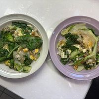 可能是綠葉甘藍、豆腐和水波蛋的圖像