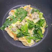 可能是歐姆蛋、綠葉甘藍和莙薘菜的圖像