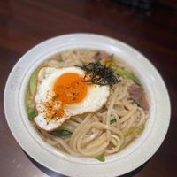 可能是義大利麵、蛋黃、水波蛋和拉麵的圖像