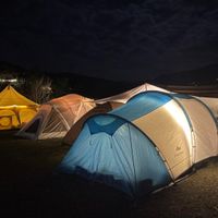 可能是 2 個人和大家在露營的圖像