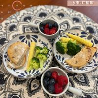 可能是‎水果和‎顯示的文字是「 ‎SUN MON FRI 2 SAT 3 4 7 5 8 6 9 10 " 鮭魚排 14 2 15 13 6 17 18 21 La 22 20 花椰菜玉米筍 23 28 水果-紅藍莓 水果- 紅藍莓 6وو‎ 」‎‎ 的圖像