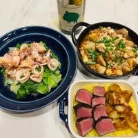 可能是蝦和顯示的文字是「 LEPEITCOCHONNET PETIT COCHONNET V I SAUVICA ۱٢ STAUB L 」的圖像