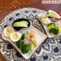可能是水波蛋和顯示的文字是「 SUN MON FRI 2 SAT 3 4 7 5 8 6 9 10 " 水煮蛋 14 12 15 13 16 17 18 21 19 鮪魚溫沙拉 22 20 23 24 25 28 26 29 水果-芭樂 水果 芭樂 27 30 」的圖像
