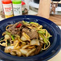 可能是肉排、炒麵、快炒和文字的圖像