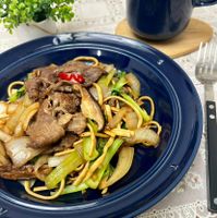 可能是快炒、炒麵和肉排的圖像