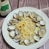 可能是‎義大利麵和‎顯示的文字是「 ‎ኢወዲይ CT T M OMinic GUGTATI OR FIaTen PETIT COCHONA COCHONN LE SAUVIGN SAUVIGNON pco STAUB 料理觀習日起 20 تلية‎ 」‎‎ 的圖像