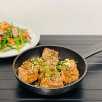 可能是炒麵、炒飯、豆腐和文字的圖像