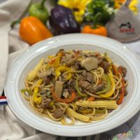 可能是拉麵、快炒、義大利麵、肉排、炒麵和文字的圖像