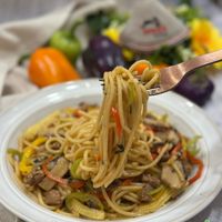 可能是拉麵、炒麵、義大利麵、麵和文字的圖像