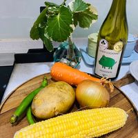 可能是顯示的文字是「 OR LEPETIT PETITCOCHONNET CAAAR COCHONNET SAUVIGNON LPoo OO 」的圖像