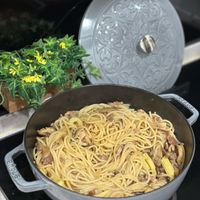可能是義大利麵、燉小牛膝和文字的圖像
