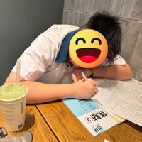 可能是 1 人、小孩、讀書和文字的圖像