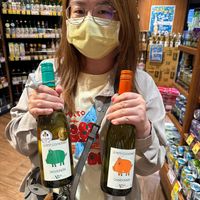可能是 1 人、葡萄酒和顯示的文字是「 Me Θ ATO ٢٥ ጀስ LEPETIT COCHONNET LEPETIT cOcHOME SAUVICNON SAUVIGNON Vp00 - CHARDONINAY ONINAY CHARDO ထ 」的圖像