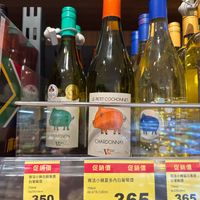 可能是‎葡萄酒和‎顯示的文字是「 ‎생복도 عا 出 AETO LE EPETIT PETITCOCHONNET COCHONNET SAUVIGNON 001 CHARDONNAY -T00 F0rL 促銷價 南法小豬白蘇維濃 白葡萄酒 促銷價 促銷價促銷價 促銷價 南法小豬夏多内白葡萄酒 750ml 48.67元/100ml 750ml 46.677t/100ml 350 2930-8-1882-4- 車 ICmI PBo b เนม UI 3o3aлa 325561 014108 เนติน 365 253810 141036 FO8O1 通量33-8-1982-4-4-02 日雄33- 促銷價 南法小豬蜜花香甜 白葡萄酒 750ml 48.57F/100ml 365 132245台 東 量・13日3-4 263810 147991 PIE‎ 」‎‎ 的圖像