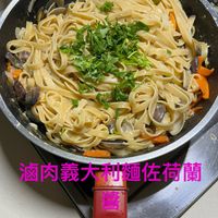 可能是炒麵、義大利麵和文字的圖像