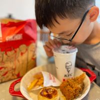 可能是 1 人、炸魚和薯條、雞肉三明治、燕麥餅乾和文字的圖像