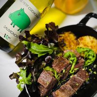 可能是‎燉小牛膝和‎顯示的文字是「 ‎#eieetias شدب LEPETIT LEPETITCOCHO LE PETIT COCHON COCHO SAUVIGNON Tο‎ 」‎‎ 的圖像