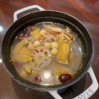 可能是火鍋、燉小牛膝和粥的圖像