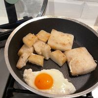 可能是蛋黃、豆腐和水波蛋的圖像