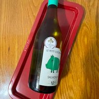 可能是顯示的文字是「 Seleesiag EOVAS Milhions OR OR อ LEPETITOC LE PETIT COCHO SAUVIGNON 000 」的圖像