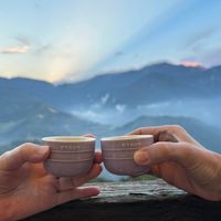 可能是 1 人和咖啡杯的圖像
