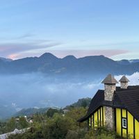 可能是暮光、山和霧的圖像